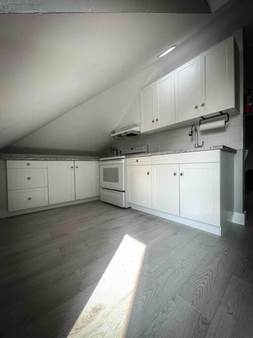 Unique Modern Luxury 2 Bedroom Apartment Rental Chapleau Eksteriør billede